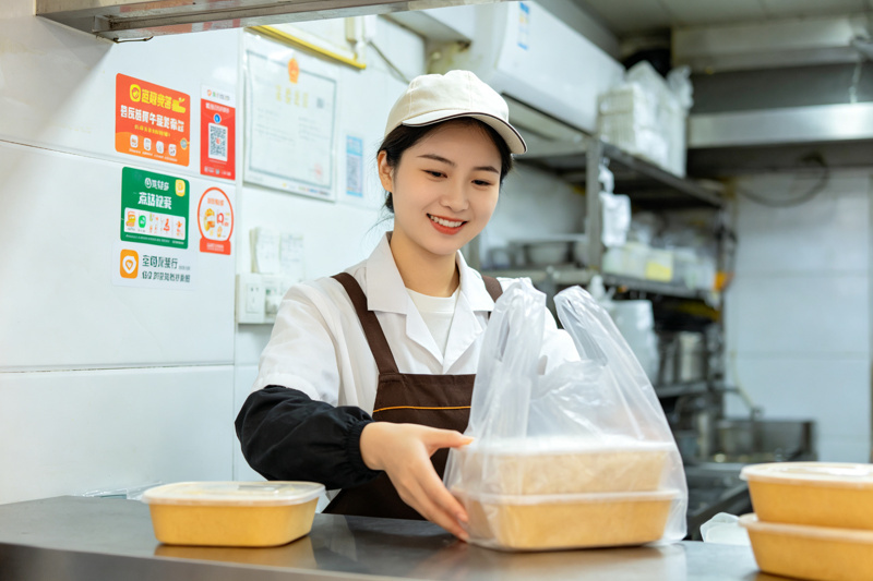肴小郎渠道适配 外卖店店主打包餐品